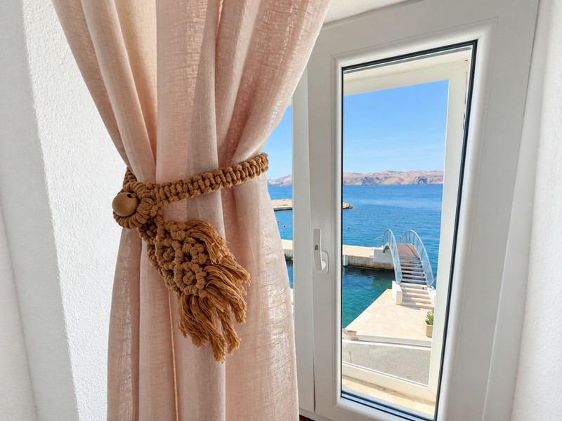Porta del balcone con vista sul mare