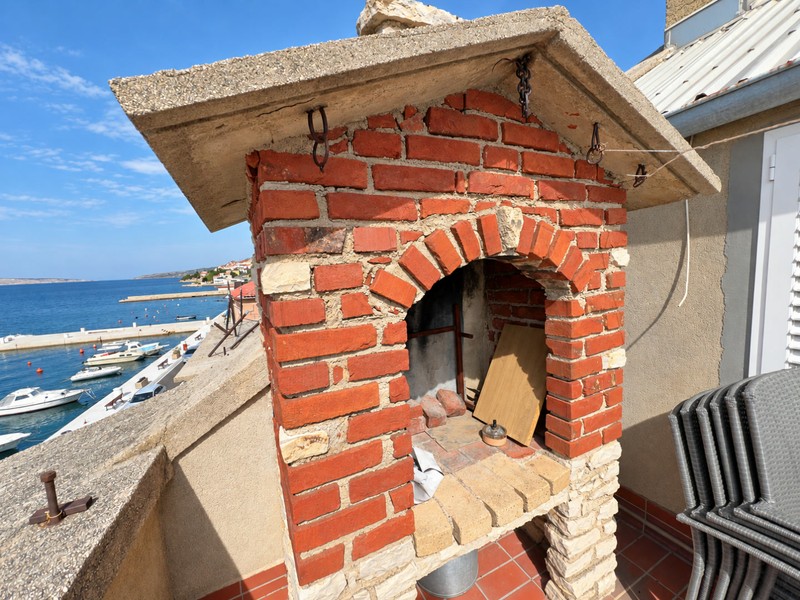 Griglia in muratura sulla terrazza sul tetto