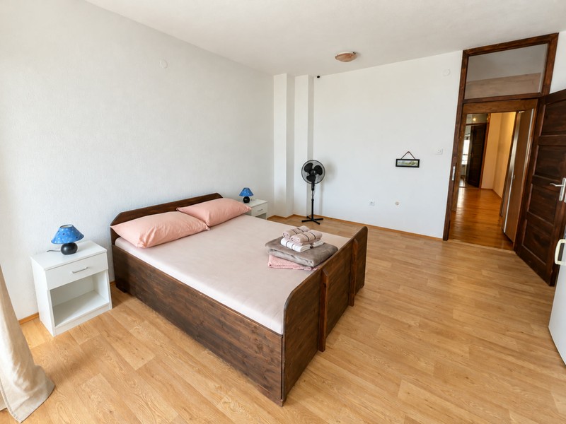 Camera da letto con letto matrimoniale e ventilatore