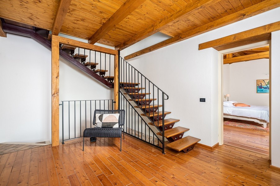 Scala con gradini in legno e pavimento in assi