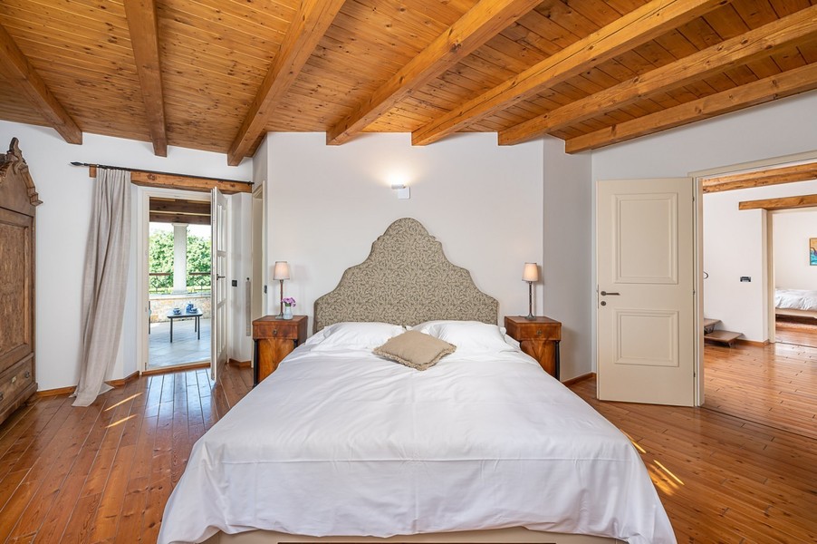 Camera da letto con letto matrimoniale e accesso al balcone