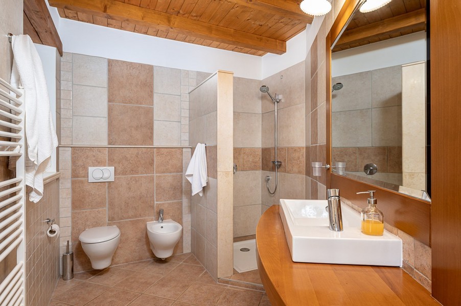 Bagno con doccia, WC, bidet e lavabo