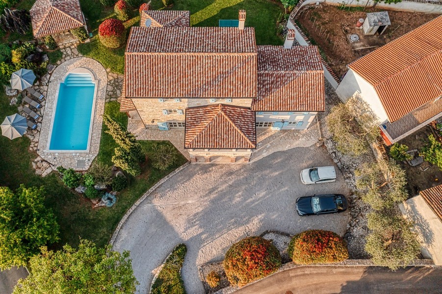 Casa con tetto in tegole, piscina e parcheggio dall'alto