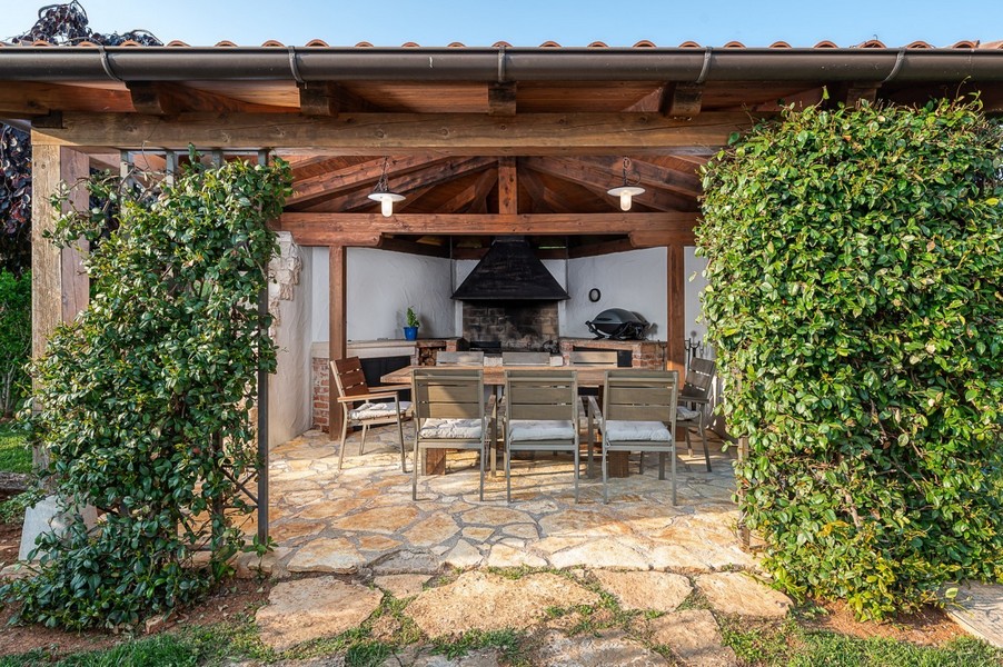 Gazebo da giardino con griglia in muratura e lastre di pietra
