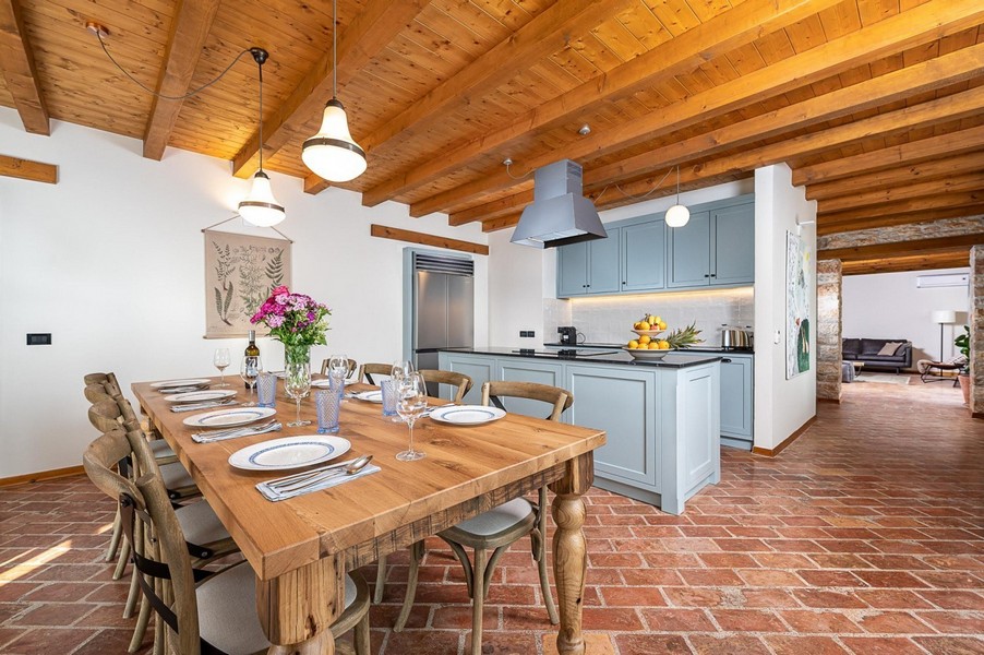 Cucina e soggiorno con pavimento in mattoni