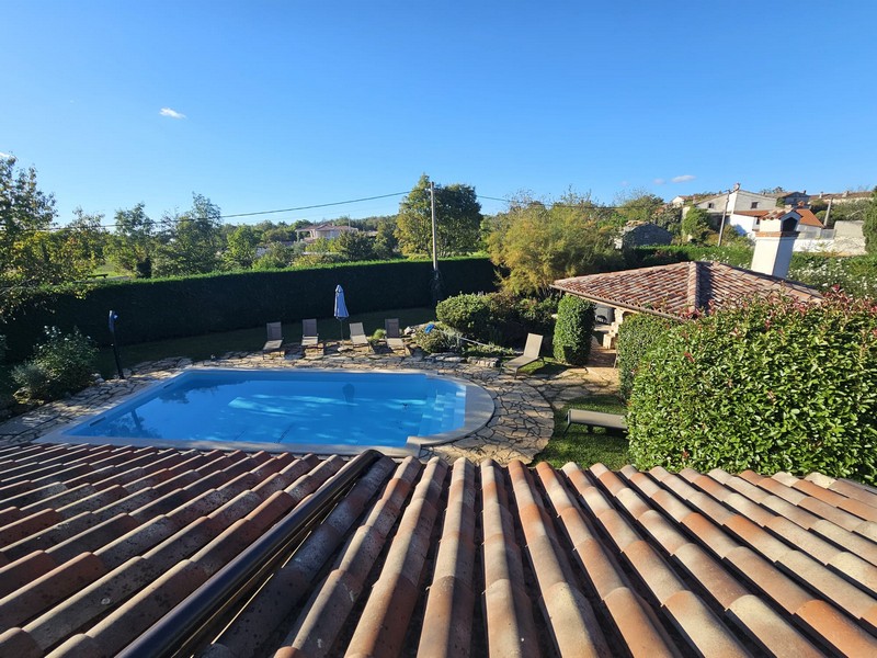 Vista sul tetto in tegole, sulla piscina e sui dintorni