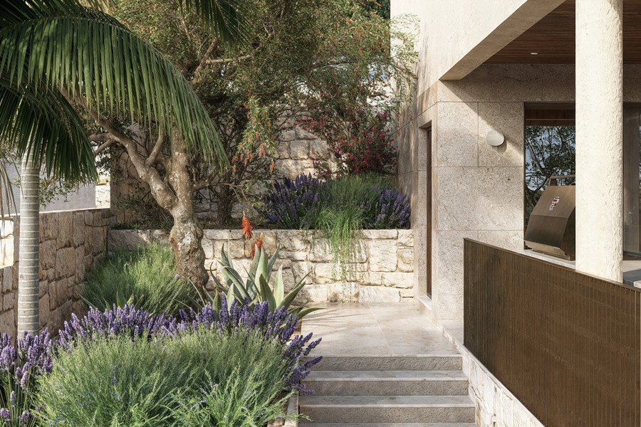 Giardino mediterraneo con scala verso la casa