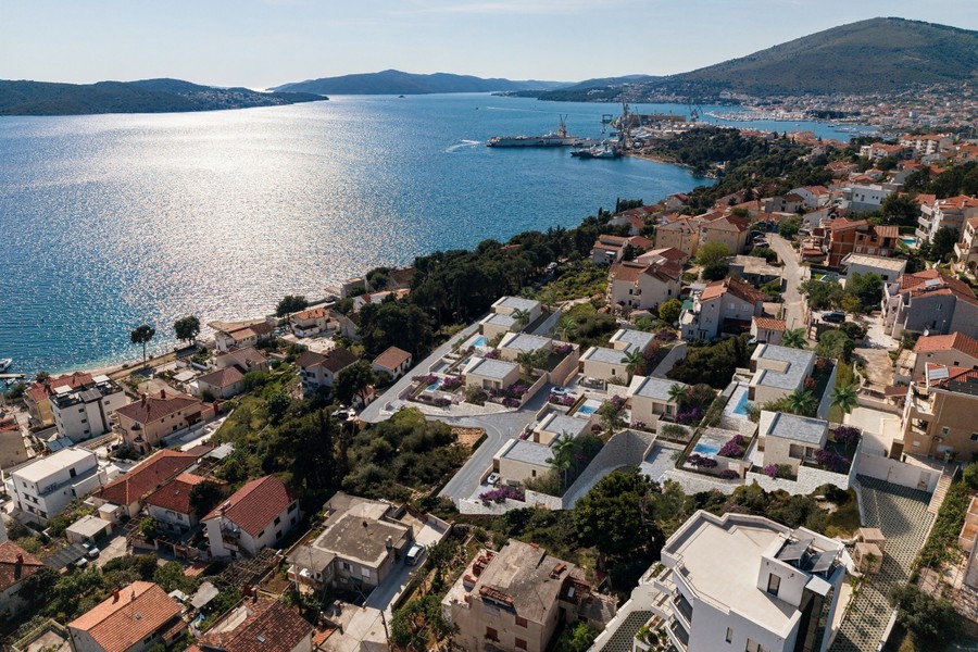 Veduta aerea della costa e della baia di Trogir