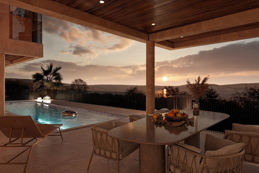 Terrazza coperta con piscina al tramonto