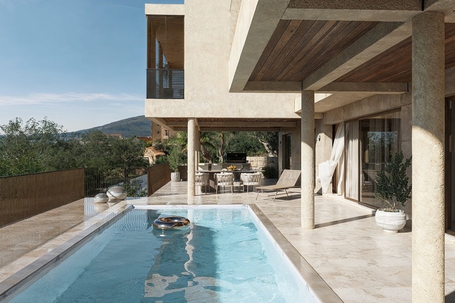 Piscina con solarium accanto alla terrazza