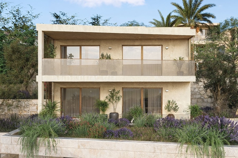 Facciata con parapetto in vetro e giardino