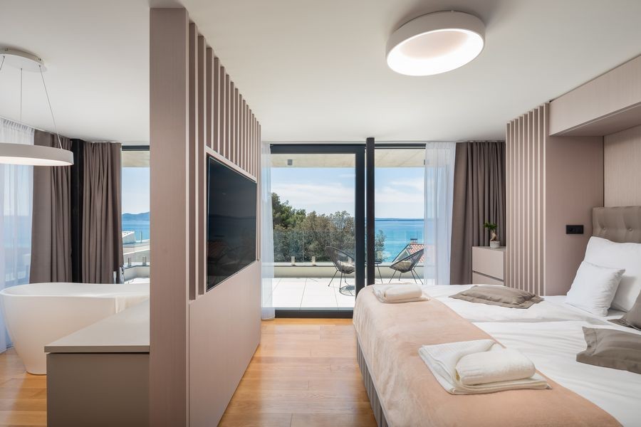 Camera da letto con letto matrimoniale e vista sul mare