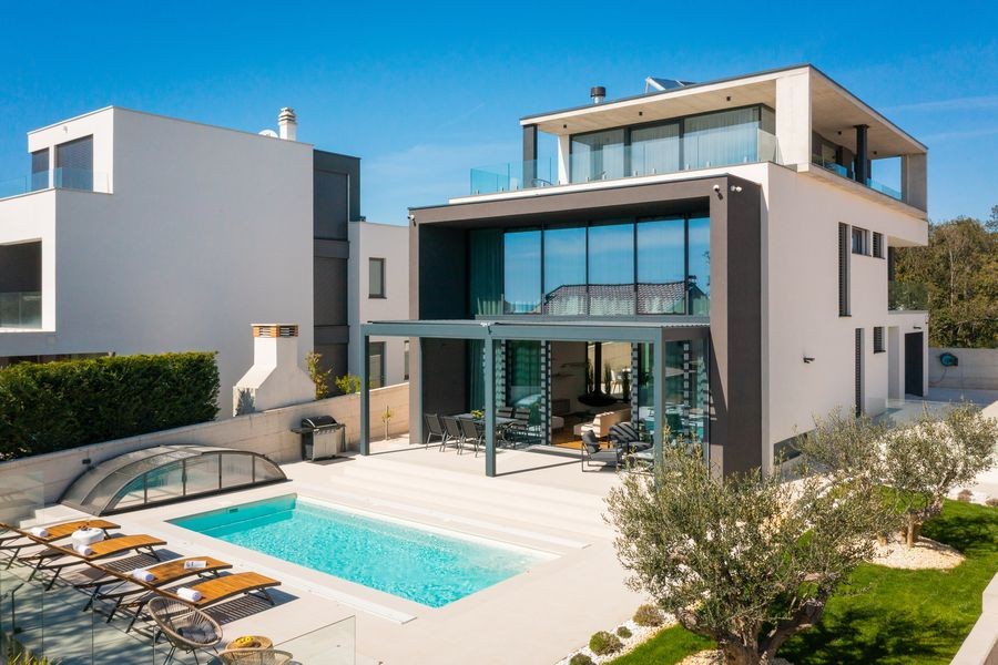 Villa con piscina e giardino vicino a Zara