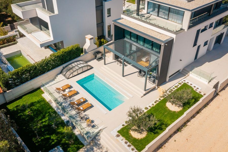 Veduta aerea della villa con piscina e giardino
