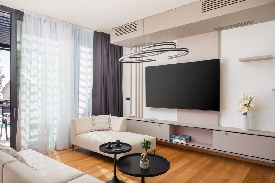 Soggiorno con televisore e lampada a sospensione