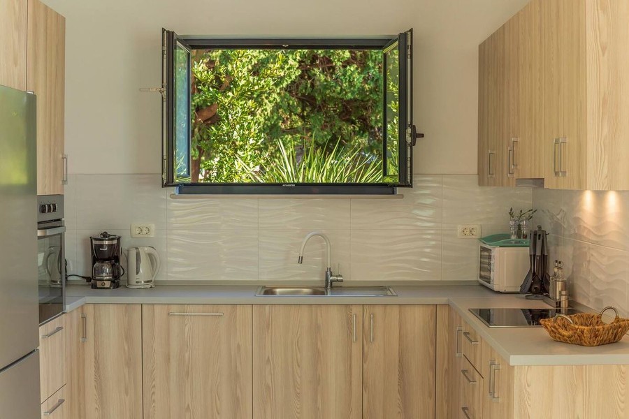 Cucina con ante in legno e finestra