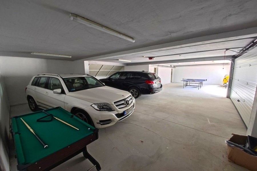 Garage con spazio per più auto