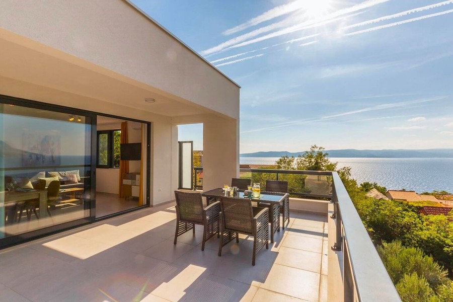 Terrazza con tavolo da pranzo e vista sul mare