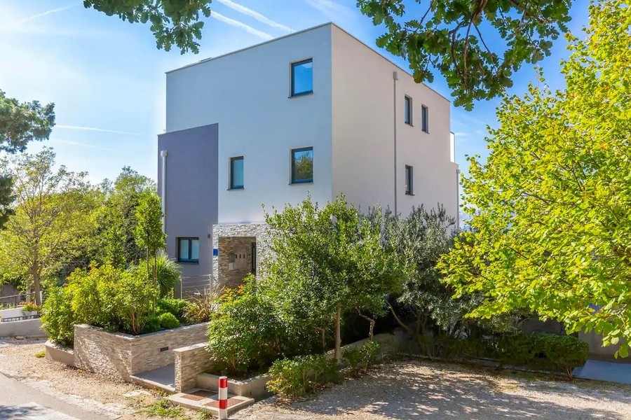 Moderna villa sul pendio con giardino