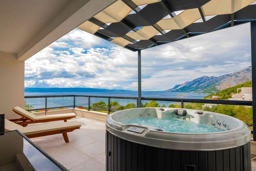 Vasca idromassaggio sulla terrazza coperta con vista mare