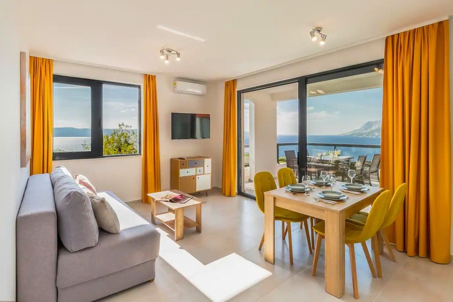 Zona giorno dell'appartamento superiore con vista mare