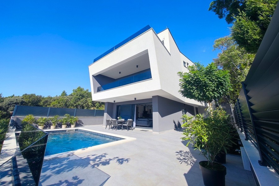 Moderna villa con piscina e solarium