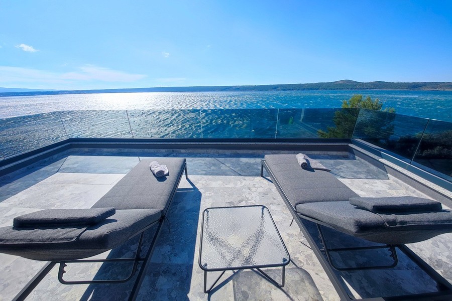 Terrazza con lettini sul mare