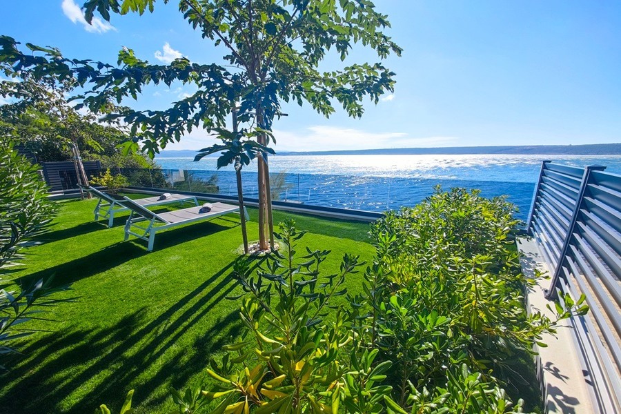 Terrazza con prato, albero e vista mare