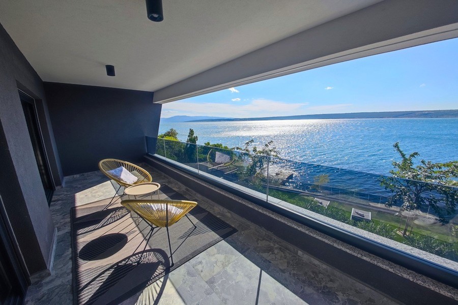 Loggia con poltrone e vista sul mare