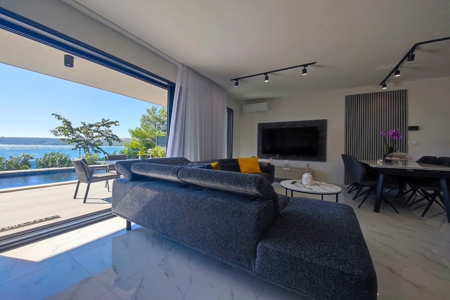 Soggiorno con divano ad angolo e vista sul mare