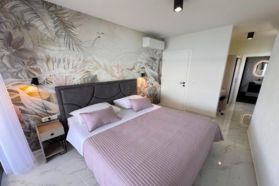 Camera da letto con carta da parati fotografica