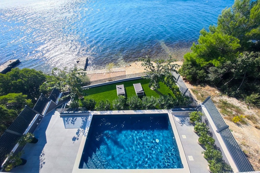 Villa sul mare con piscina a Posedarje
