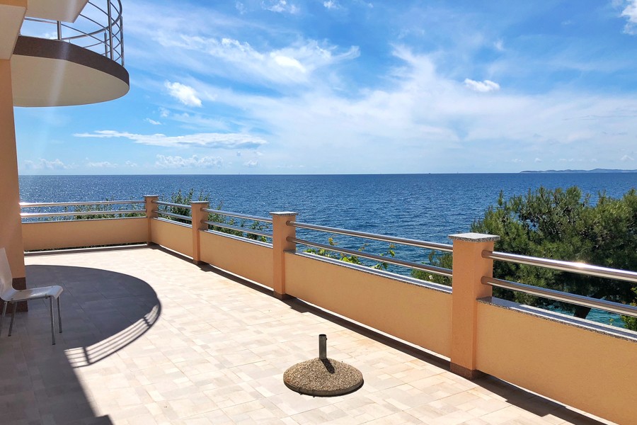 Ampia terrazza con vista mare