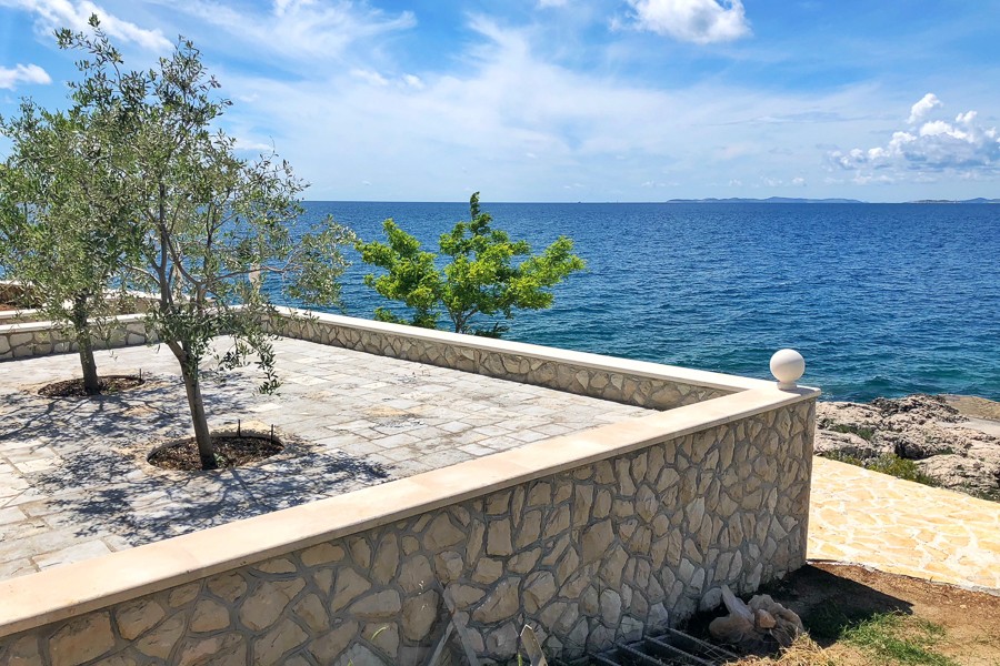Terrazza in pietra con ulivi sul mare