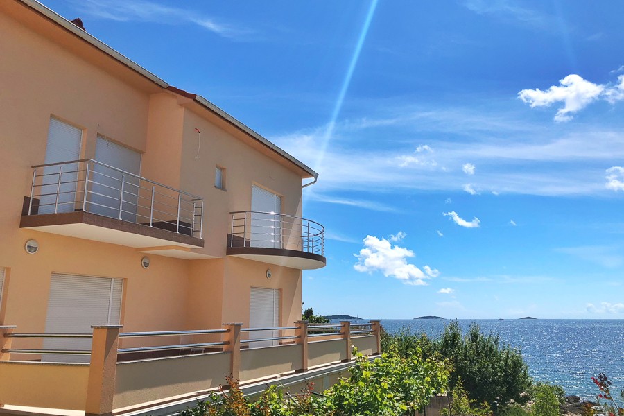 Casa con balconi sopra il mare