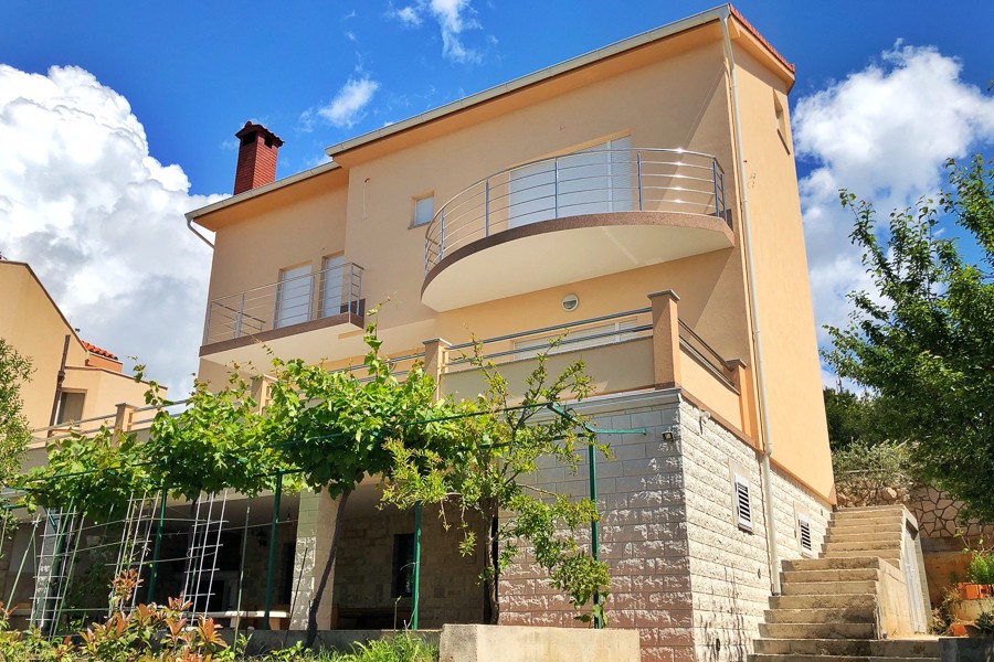 Casa con balcone rotondo e scala esterna