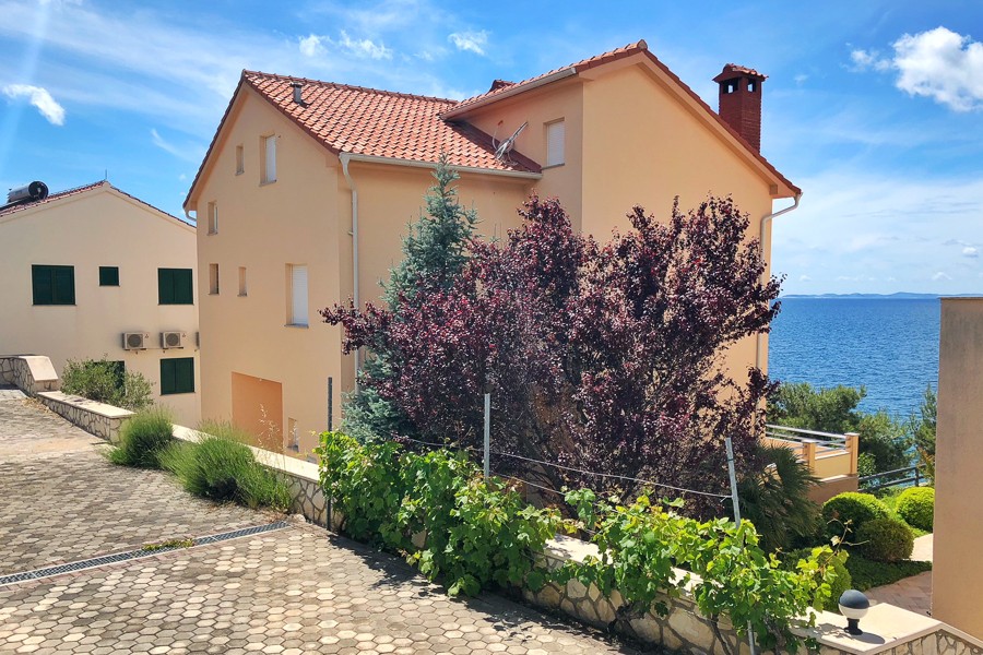 Casa con giardino e cortile lastricato