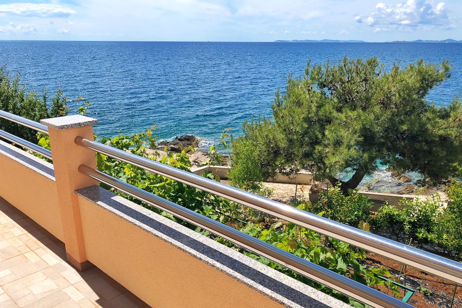 Balcone con vista su pini e mare