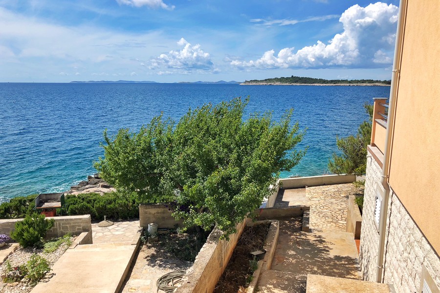 Giardino con sentiero che scende verso l'acqua