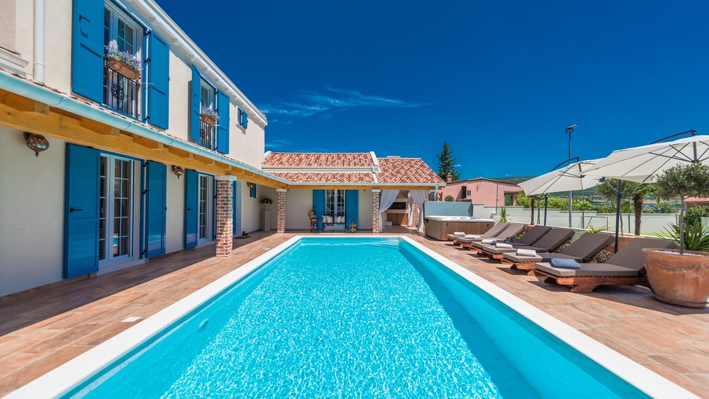 Villa con piscina lunga a Karin, vicino a Zara