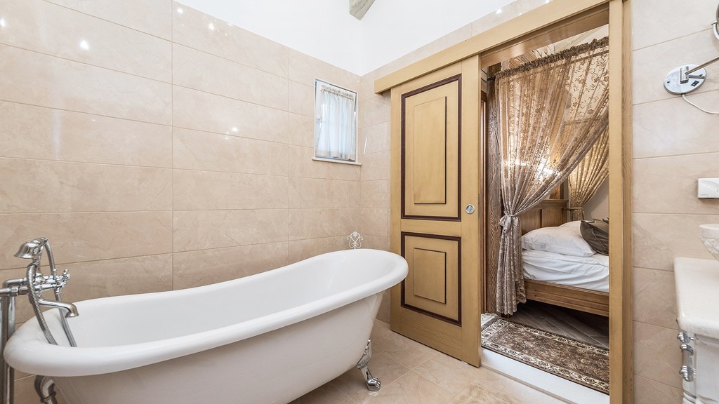 Bagno con vasca indipendente