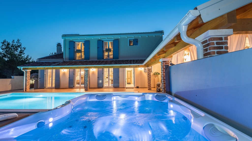 Piscina illuminata e idromassaggio la sera