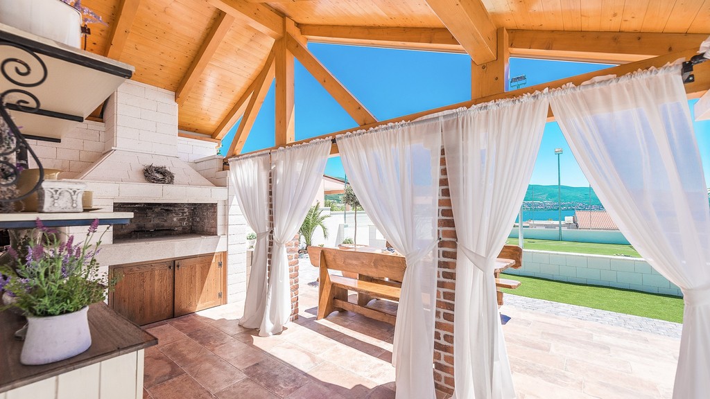 Barbecue sotto il tetto in legno