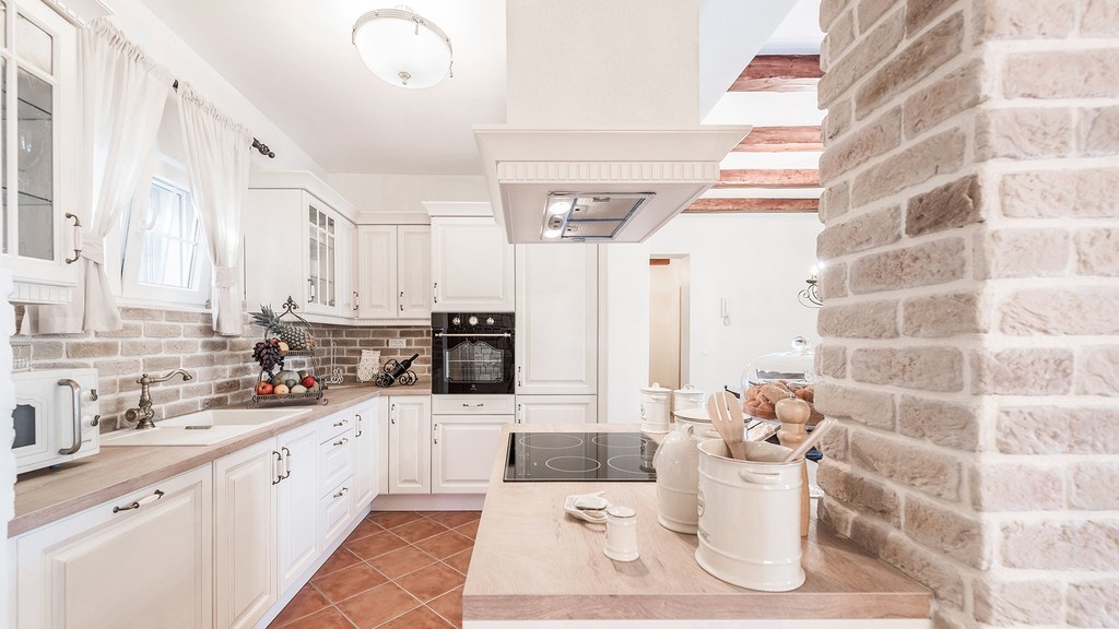 Cucina con mobili bianchi in stile country