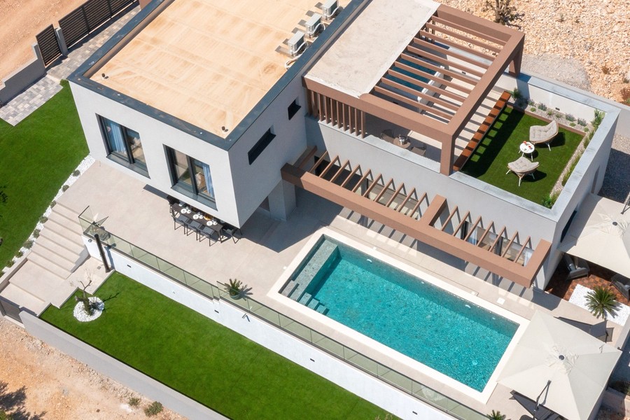 Vista aerea della villa con piscina e terrazza sul tetto