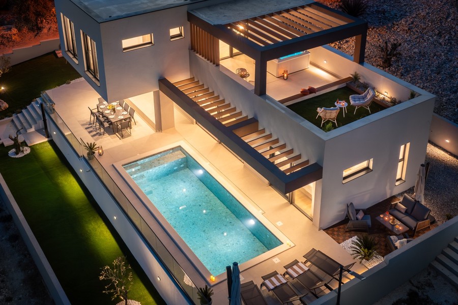 Villa e piscina di sera dall'alto
