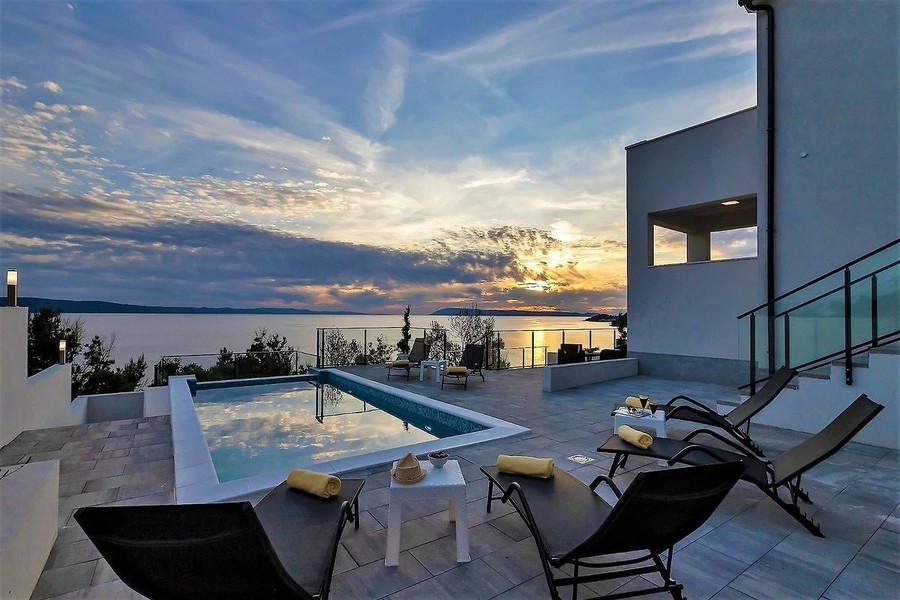 Piscina e lettini al tramonto