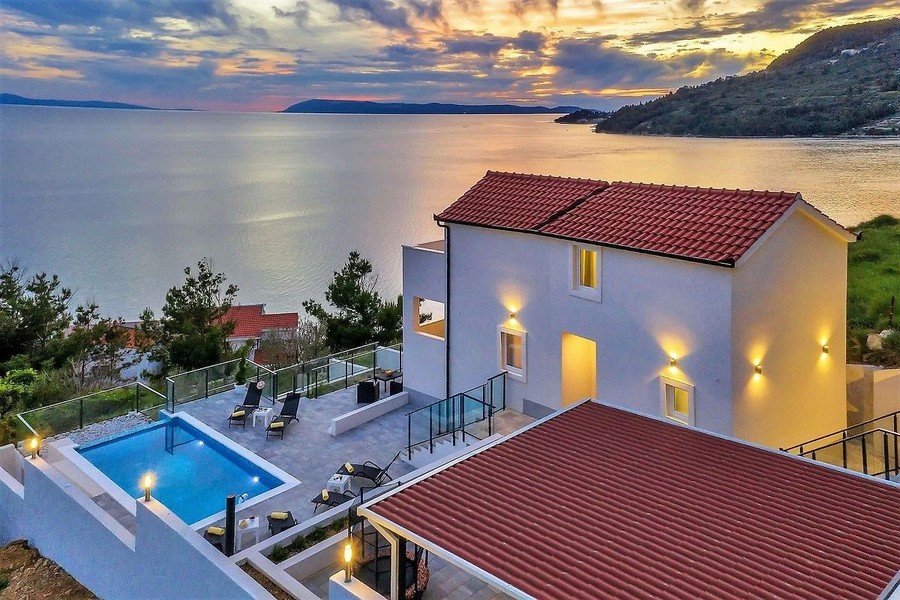 Villa con piscina sul pendio sopra il mare