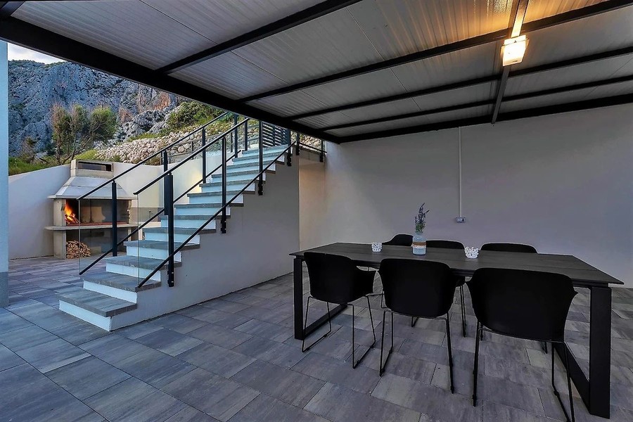 Zona pranzo coperta con barbecue