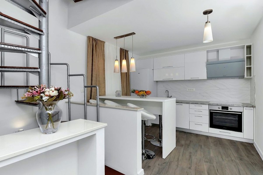 Cucina con bancone e scala a chiocciola